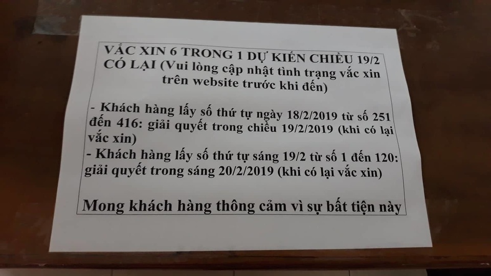 Xếp hàng từ mờ sáng lấy số tiêm, nhiều phụ huynh quay về vì hết vắc xin 6 trong 1 - 5 Xếp hàng từ mờ sáng lấy số tiêm, nhiều phụ huynh quay về vì hết vắc xin 6 trong 1 - 5