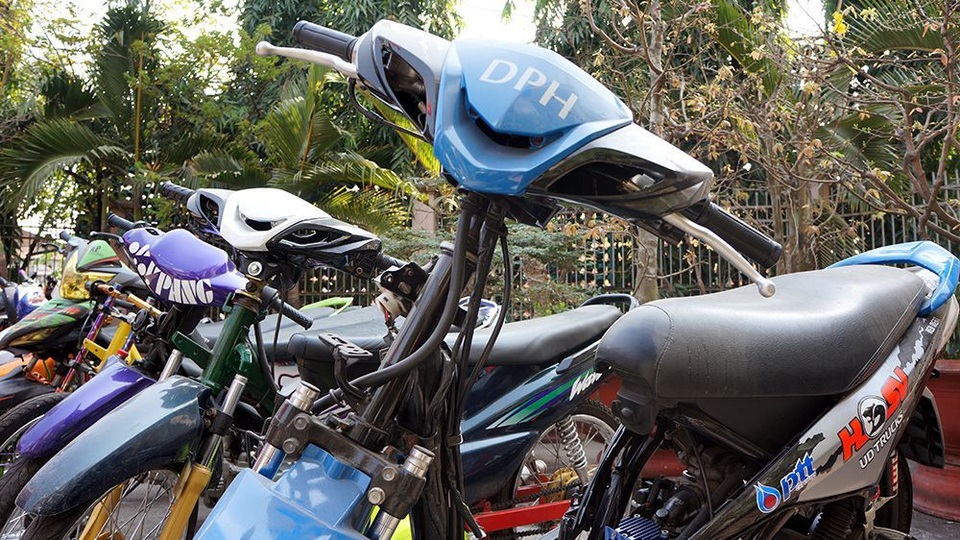 Đột kích đoàn “bão đêm”, tạm giữ 6 “quái xế” - 2 Đột kích đoàn “bão đêm”, tạm giữ 6 “quái xế” - 2