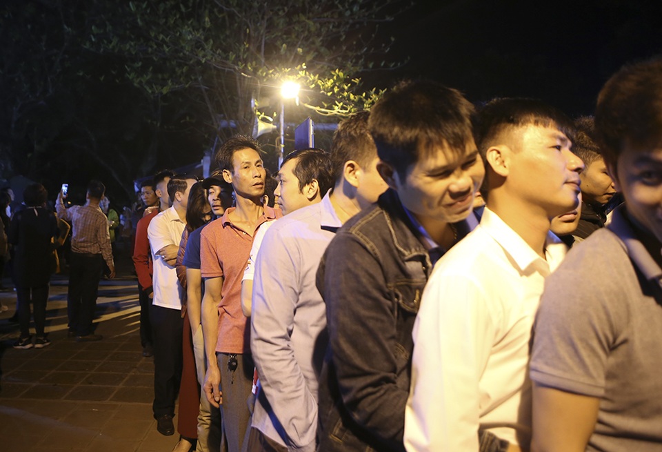 Hàng nghìn người xếp hàng chờ xin ấn đền Trần - 9 Hàng nghìn người xếp hàng chờ xin ấn đền Trần - 9