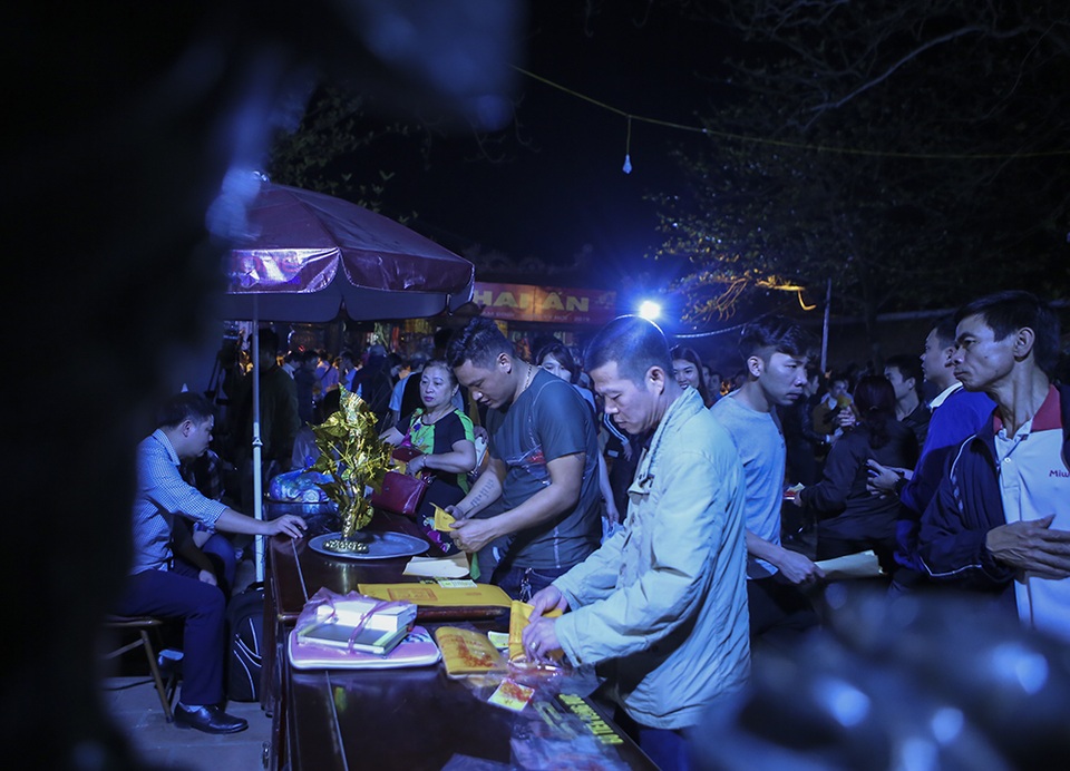 Hàng nghìn người xếp hàng chờ xin ấn đền Trần - 6 Hàng nghìn người xếp hàng chờ xin ấn đền Trần - 6