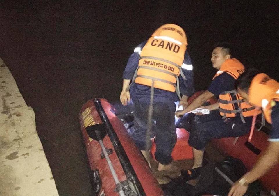 Học sinh cấp 3 đuối nước, để lại xe máy trên bờ - 2 Học sinh cấp 3 đuối nước, để lại xe máy trên bờ - 2