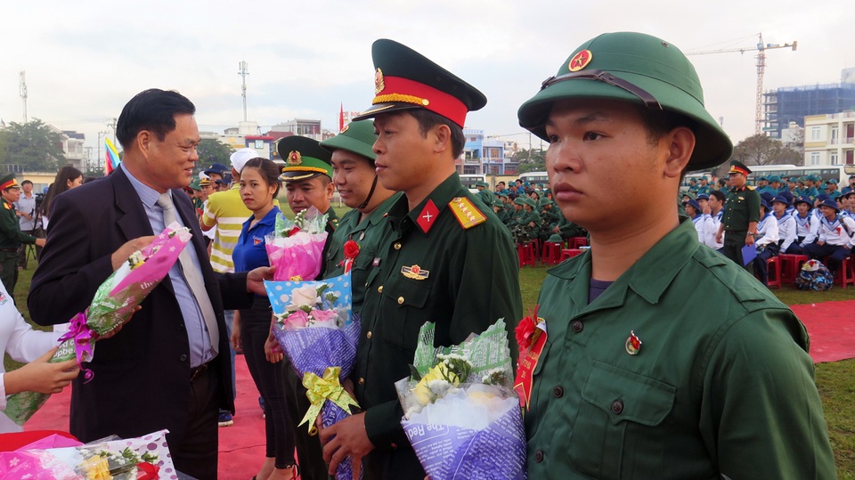 Thanh niên cả nước hăng hái lên đường nhập ngũ - 1