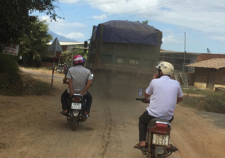 Đắk Nông: Dân than đường nát vì xe cát lậu, thanh tra sở bảo đúng trọng tải (!?) - 2 Đắk Nông: Dân than đường nát vì xe cát lậu, thanh tra sở bảo đúng trọng tải (!?) - 2