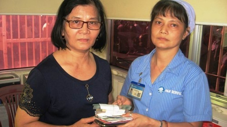 Nhân viên tiếp thị nhặt được 100 triệu đồng, cuống cuồng đem nộp công an - 4 Nhân viên tiếp thị nhặt được 100 triệu đồng, cuống cuồng đem nộp công an - 4
