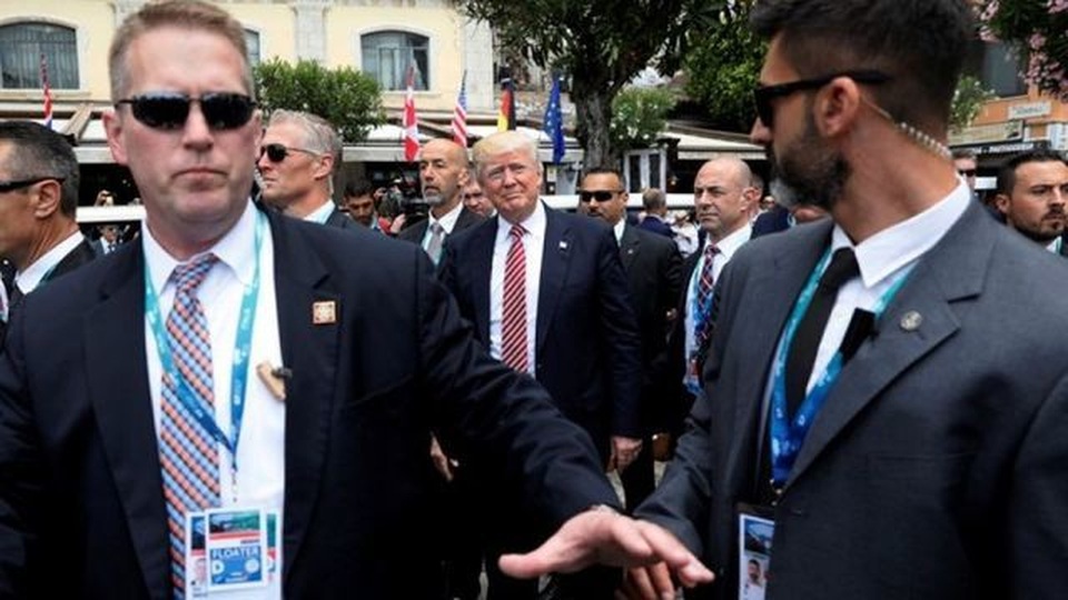 “Hàng rào thép” bảo vệ Tổng thống Trump khi công du nước ngoài - 7 “Hàng rào thép” bảo vệ Tổng thống Trump khi công du nước ngoài - 7