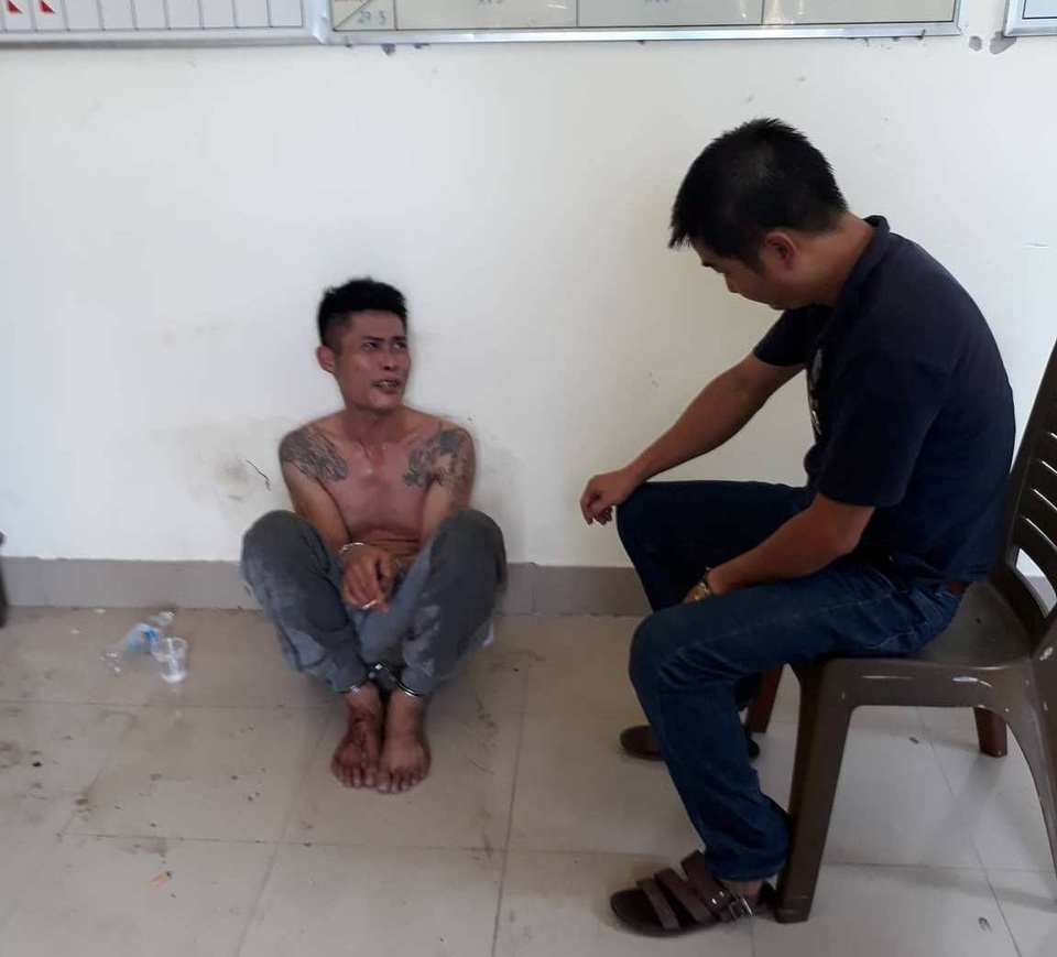 Ngáo đá, con trai vác dao truy đuổi cha mẹ - 1 Ngáo đá, con trai vác dao truy đuổi cha mẹ - 1