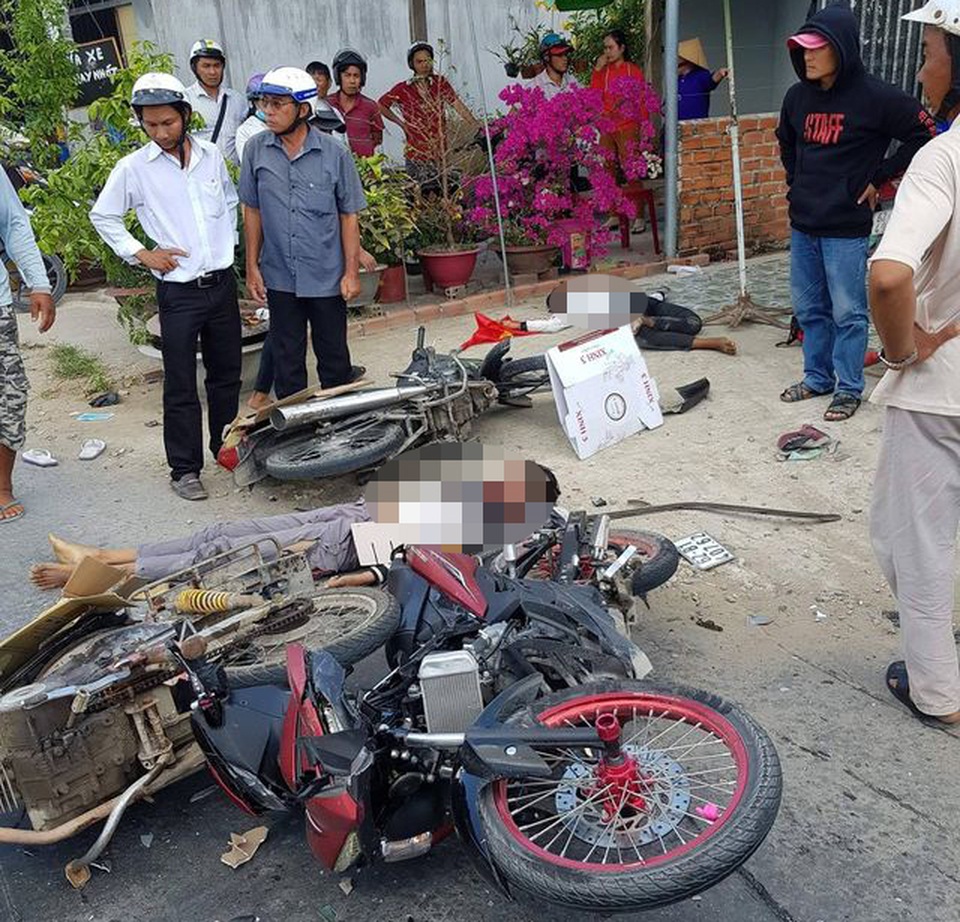 Xe tải lao vào nhóm người đi lễ, nhiều người thương vong - 2