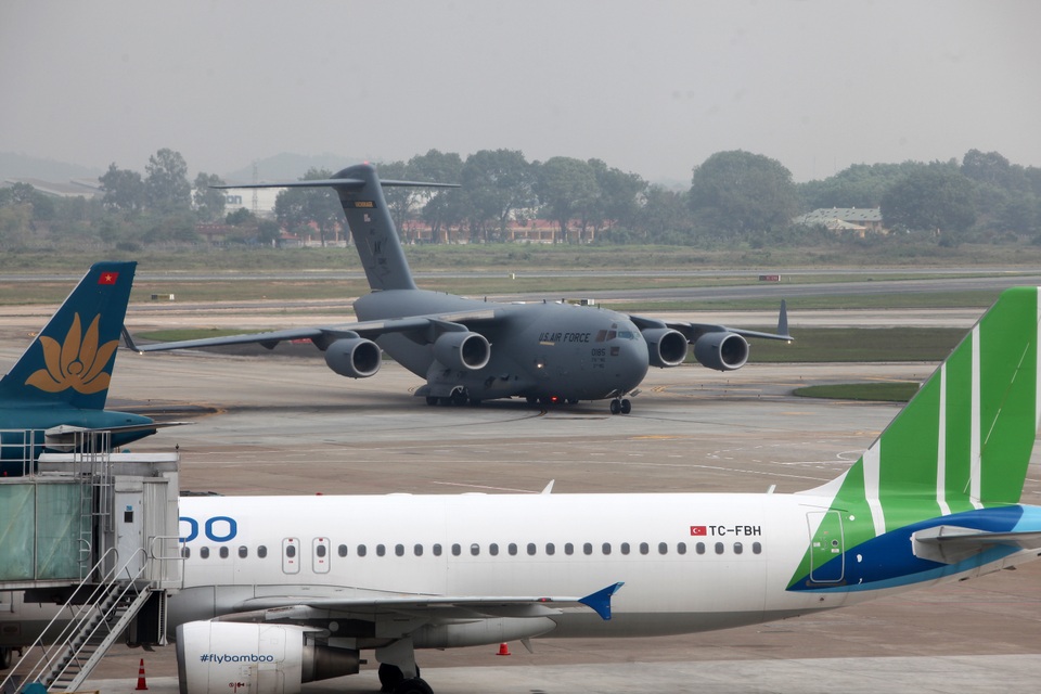 Máy bay vận tải hạng nặng C-17 của Mỹ tiếp tục đến Nội Bài - 10 Máy bay vận tải hạng nặng C-17 của Mỹ tiếp tục đến Nội Bài - 10