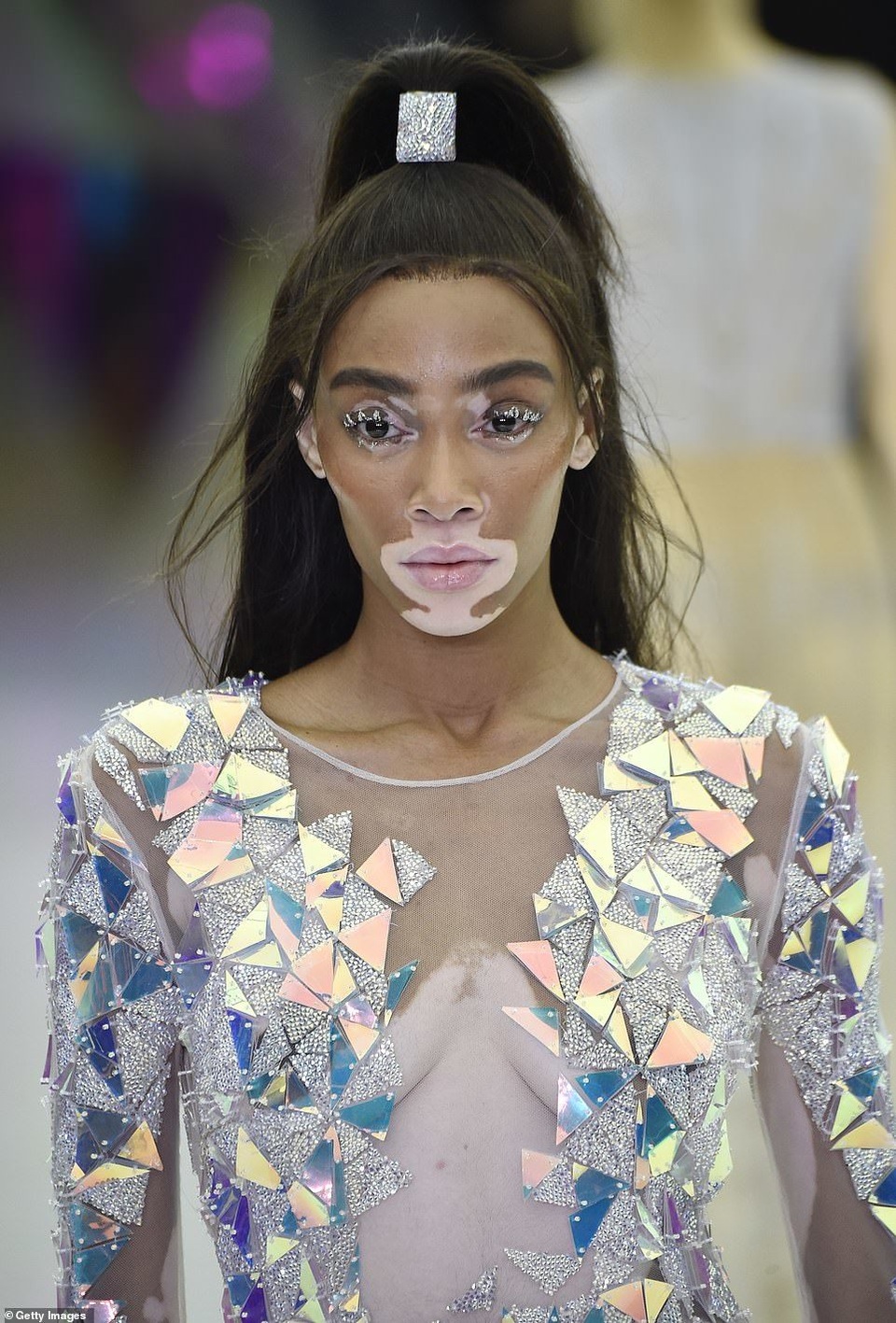 Siêu mẫu bạch biến nổi bật tại tuần lễ thời trang Milan - 1 Siêu mẫu bạch biến nổi bật tại tuần lễ thời trang Milan - 1