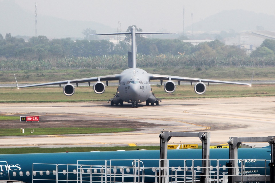 Máy bay vận tải hạng nặng C-17 của Mỹ tiếp tục đến Nội Bài - 1 Máy bay vận tải hạng nặng C-17 của Mỹ tiếp tục đến Nội Bài - 1