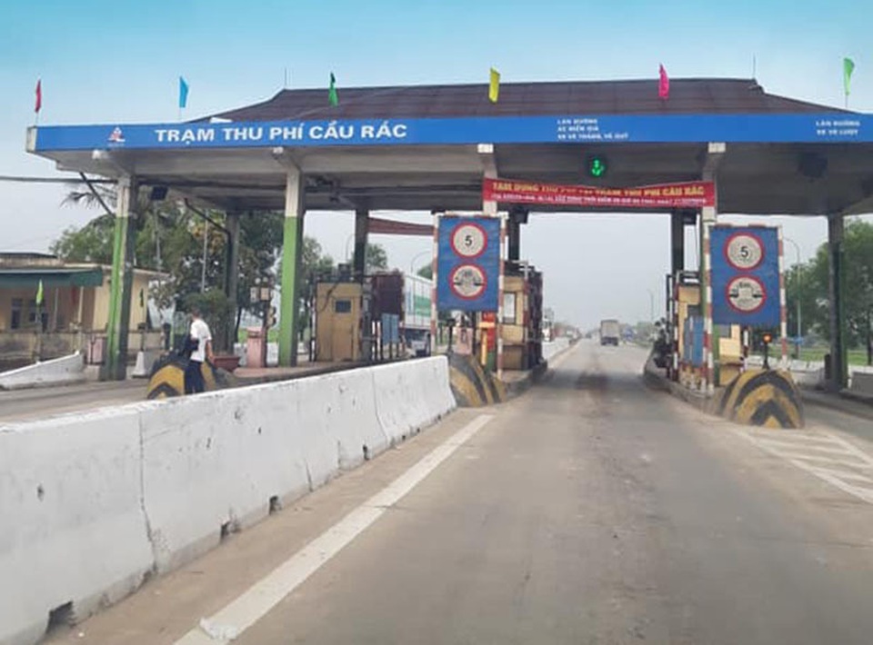 Tài xế ngạc nhiên, vui mừng... khi Trạm thu phí Cầu Rác xả trạm - 1 Tài xế ngạc nhiên, vui mừng... khi Trạm thu phí Cầu Rác xả trạm - 1