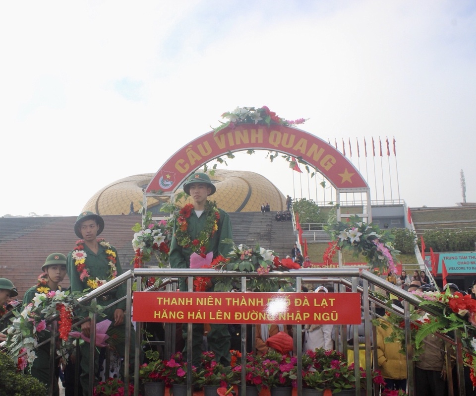 Tân binh cả nước bịn rịn trong ngày lên đường nhập ngũ - 41 Tân binh cả nước bịn rịn trong ngày lên đường nhập ngũ - 41