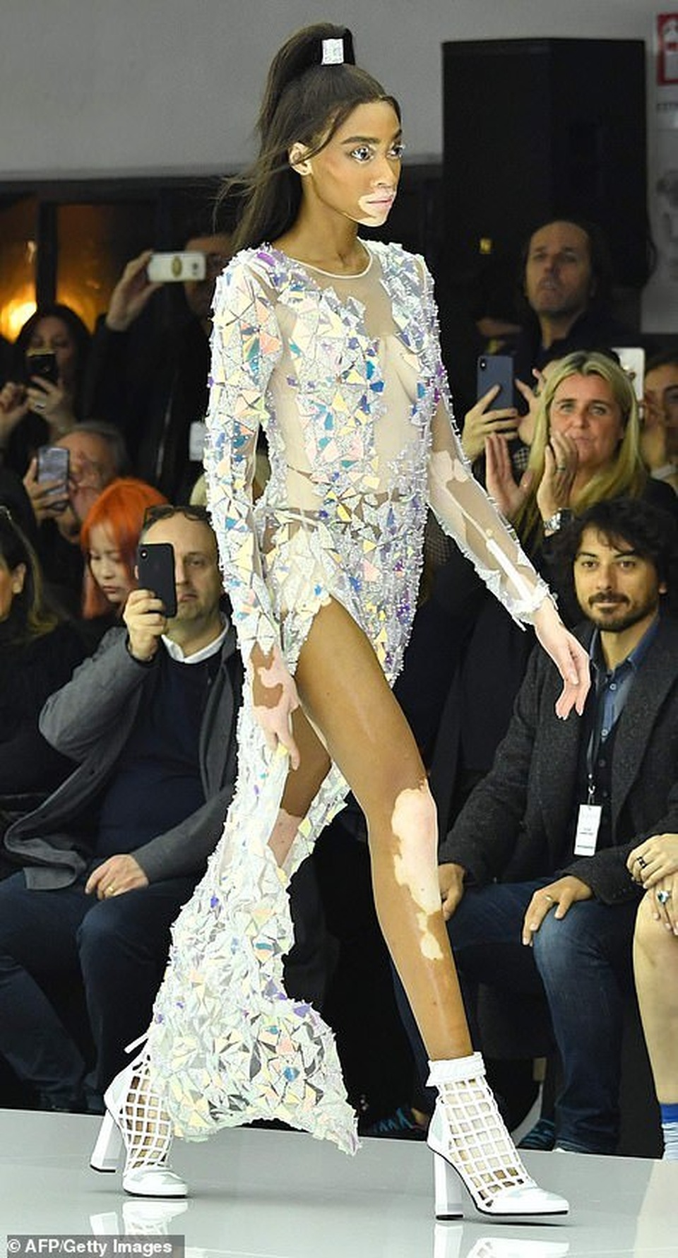 Siêu mẫu bạch biến nổi bật tại tuần lễ thời trang Milan - 3 Siêu mẫu bạch biến nổi bật tại tuần lễ thời trang Milan - 3