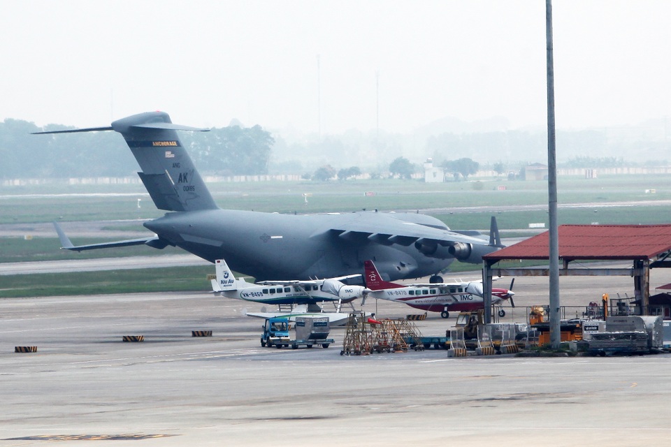 Máy bay vận tải hạng nặng C-17 của Mỹ tiếp tục đến Nội Bài - 13 Máy bay vận tải hạng nặng C-17 của Mỹ tiếp tục đến Nội Bài - 13