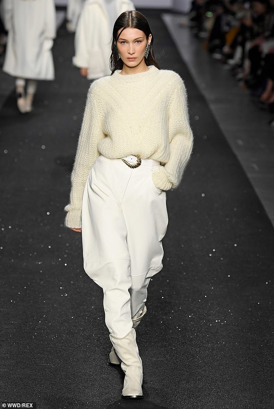 Gigi Hadid mang hoa tưởng nhớ Karl Lagerfeld - 6 Gigi Hadid mang hoa tưởng nhớ Karl Lagerfeld - 6
