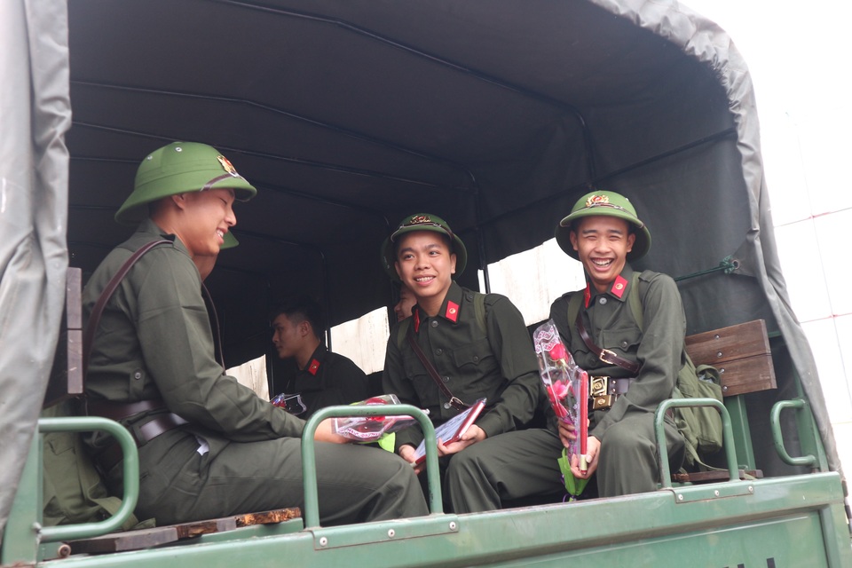 Tân binh cả nước bịn rịn trong ngày lên đường nhập ngũ - 18 Tân binh cả nước bịn rịn trong ngày lên đường nhập ngũ - 18