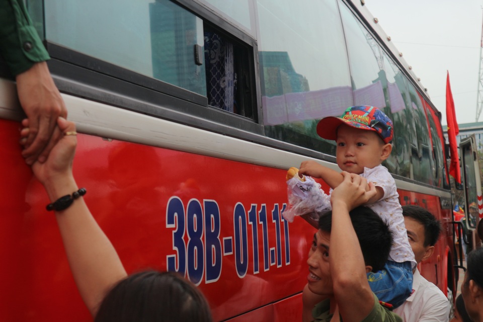 Tân binh cả nước bịn rịn trong ngày lên đường nhập ngũ - 19 Tân binh cả nước bịn rịn trong ngày lên đường nhập ngũ - 19