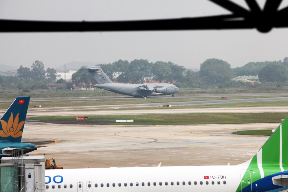 Máy bay vận tải hạng nặng C-17 của Mỹ tiếp tục đến Nội Bài - 2 Máy bay vận tải hạng nặng C-17 của Mỹ tiếp tục đến Nội Bài - 2