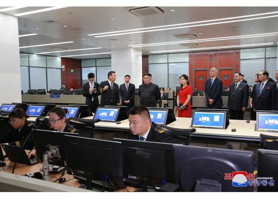 Phong cách thanh lịch giúp phu nhân ông Kim Jong-un trở thành “biểu tượng thời trang” - 10 Phong cách thanh lịch giúp phu nhân ông Kim Jong-un trở thành “biểu tượng thời trang” - 10