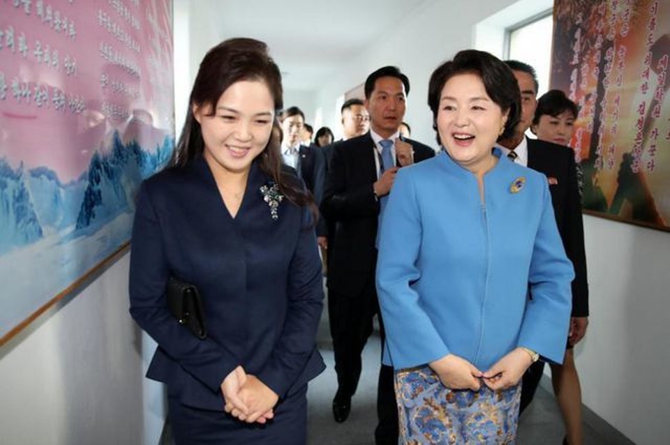 Phong cách thanh lịch giúp phu nhân ông Kim Jong-un trở thành “biểu tượng thời trang” - 13 Phong cách thanh lịch giúp phu nhân ông Kim Jong-un trở thành “biểu tượng thời trang” - 13