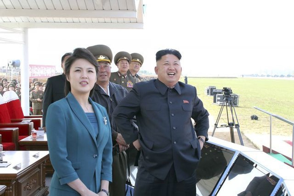 Phong cách thanh lịch giúp phu nhân ông Kim Jong-un trở thành “biểu tượng thời trang” - 14 Phong cách thanh lịch giúp phu nhân ông Kim Jong-un trở thành “biểu tượng thời trang” - 14