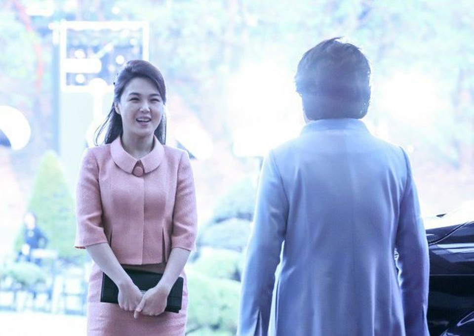 Phong cách thanh lịch giúp phu nhân ông Kim Jong-un trở thành “biểu tượng thời trang” - 7 Phong cách thanh lịch giúp phu nhân ông Kim Jong-un trở thành “biểu tượng thời trang” - 7