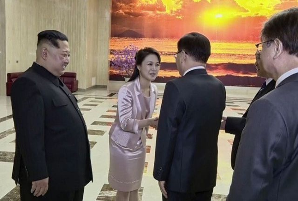 Phong cách thanh lịch giúp phu nhân ông Kim Jong-un trở thành “biểu tượng thời trang” - 8 Phong cách thanh lịch giúp phu nhân ông Kim Jong-un trở thành “biểu tượng thời trang” - 8