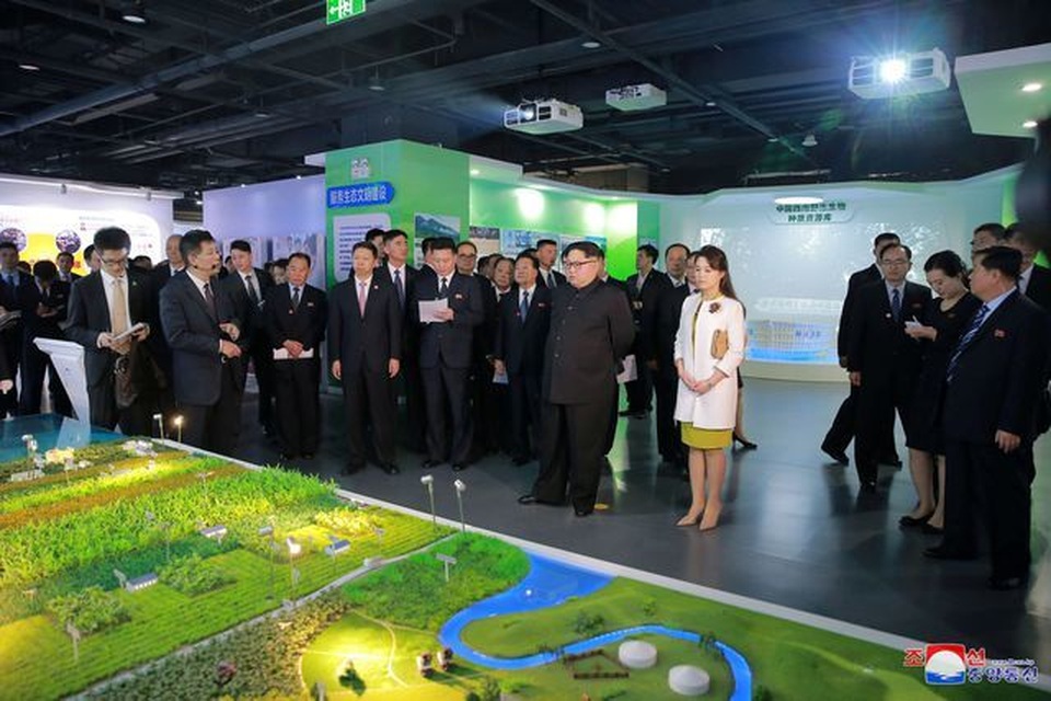 Phong cách thanh lịch giúp phu nhân ông Kim Jong-un trở thành “biểu tượng thời trang” - 6 Phong cách thanh lịch giúp phu nhân ông Kim Jong-un trở thành “biểu tượng thời trang” - 6