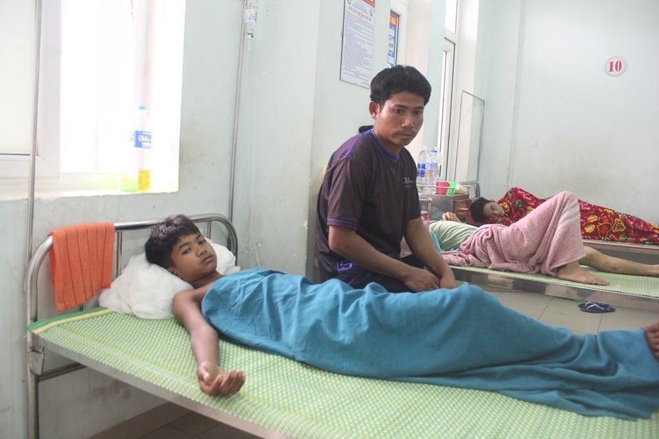 Trượt chân, một thiếu niên bị mũi tên sắt đâm sâu vào ngực - 2 Trượt chân, một thiếu niên bị mũi tên sắt đâm sâu vào ngực - 2