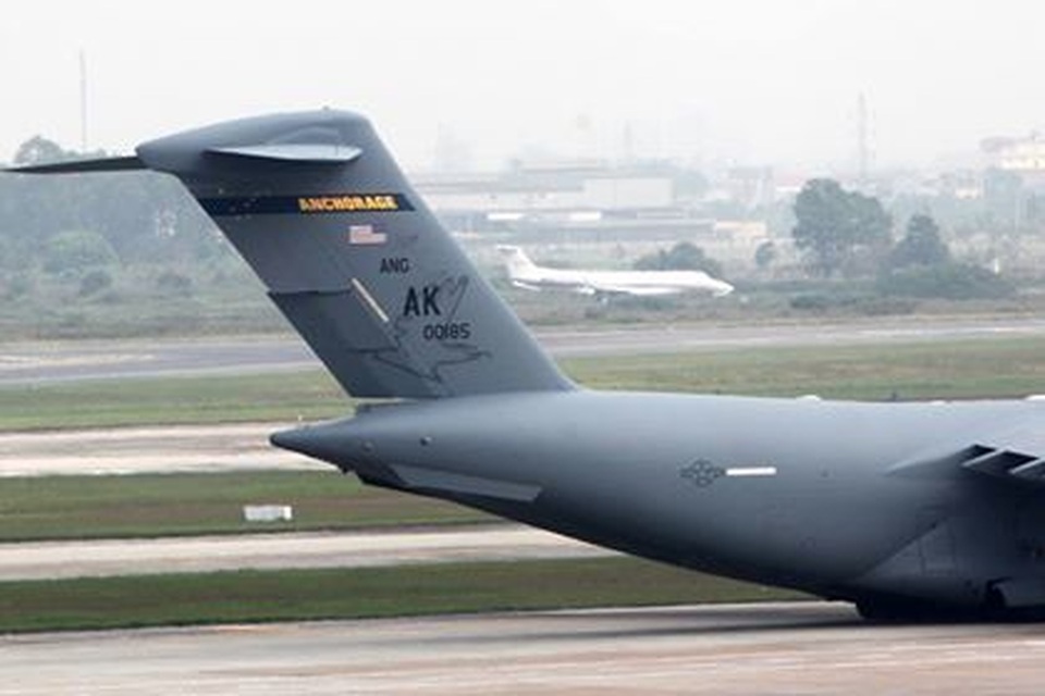 Máy bay vận tải hạng nặng C-17 của Mỹ tiếp tục đến Nội Bài - 7 Máy bay vận tải hạng nặng C-17 của Mỹ tiếp tục đến Nội Bài - 7