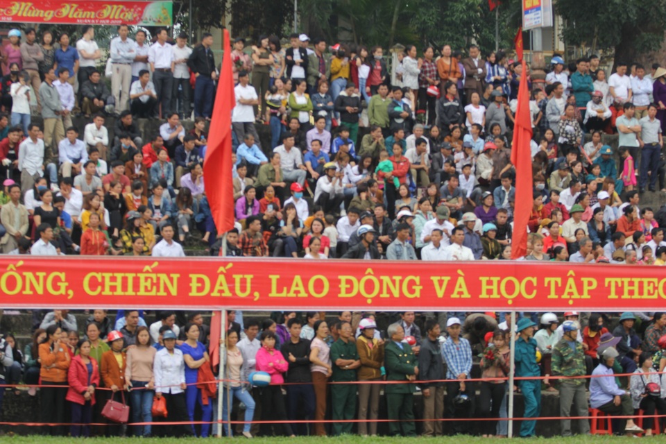 Rất đông người thân đến đưa tiễn ngày nhập ngũ. Rất đông người thân đến chào tạm biệt trong ngày nhập ngũ.