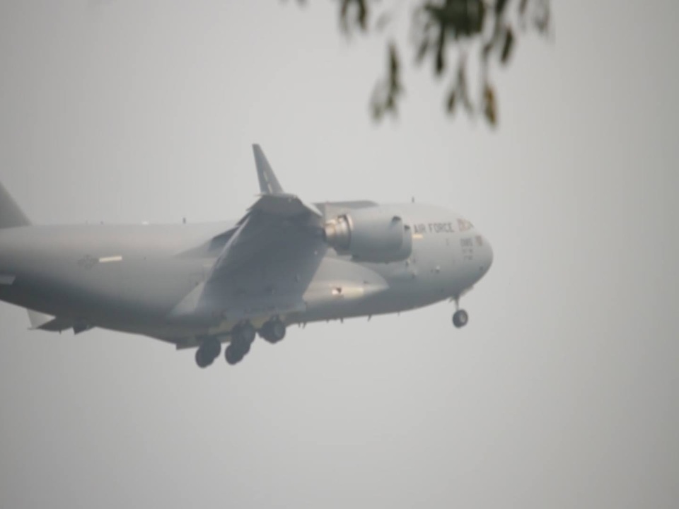 Máy bay vận tải hạng nặng C-17 của Mỹ tiếp tục đến Nội Bài - 4 Máy bay vận tải hạng nặng C-17 của Mỹ tiếp tục đến Nội Bài - 4