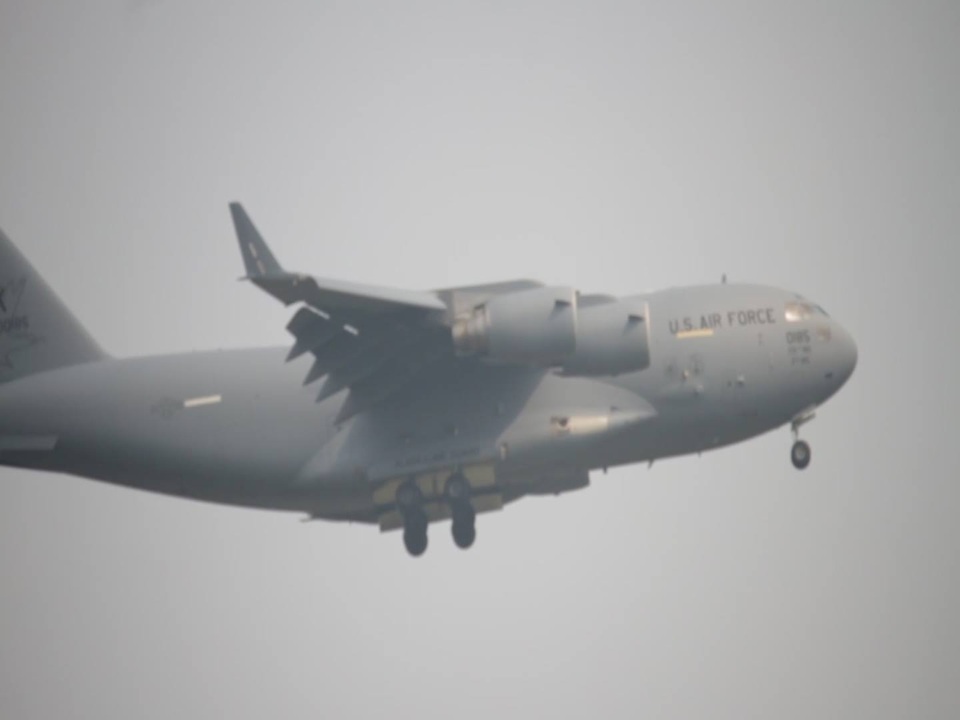 Máy bay vận tải hạng nặng C-17 của Mỹ tiếp tục đến Nội Bài - 8 Máy bay vận tải hạng nặng C-17 của Mỹ tiếp tục đến Nội Bài - 8