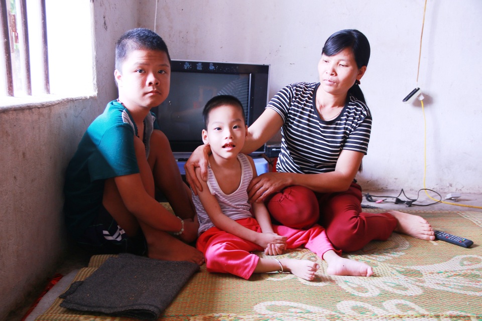 Thương vợ chồng với 3 đứa con đặt đâu nằm đó, đặt đâu ngồi đó - 4 Thương vợ chồng với 3 đứa con đặt đâu nằm đó, đặt đâu ngồi đó - 4
