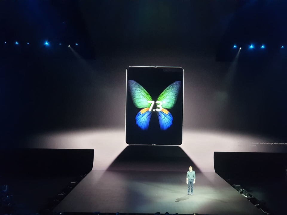 Điện thoại gập được Galaxy Fold và “bom tấn” Galaxy S10 trình làng - 4 Điện thoại gập được Galaxy Fold và “bom tấn” Galaxy S10 trình làng - 4
