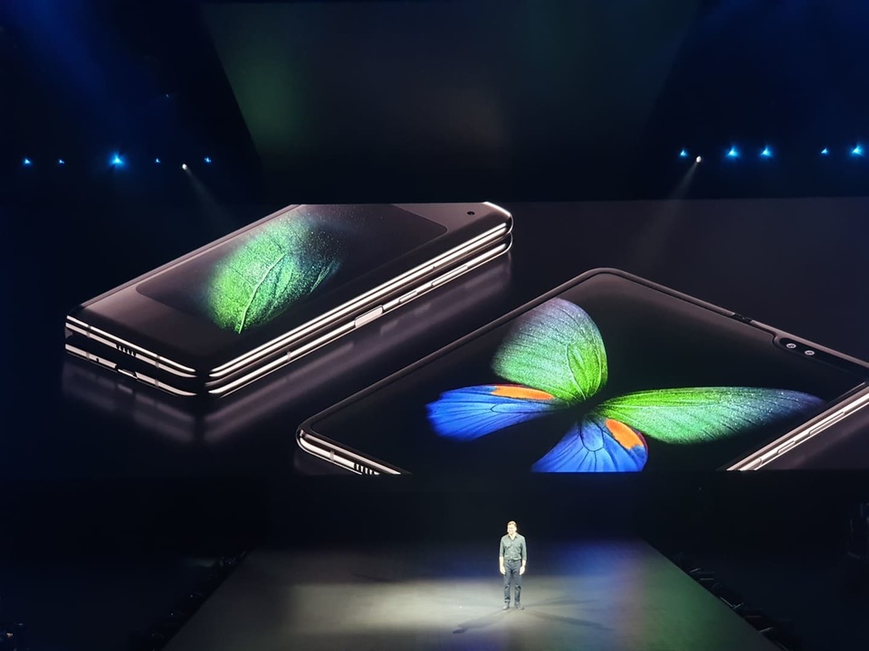Điện thoại gập được Galaxy Fold và “bom tấn” Galaxy S10 trình làng - 5 Điện thoại gập được Galaxy Fold và “bom tấn” Galaxy S10 trình làng - 5
