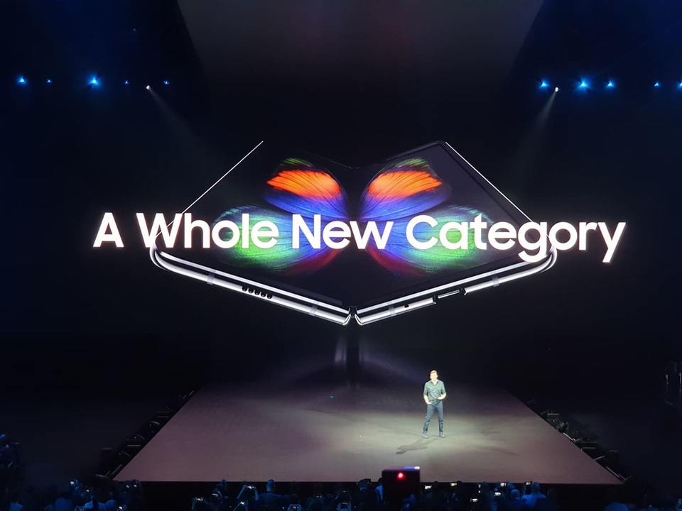 Điện thoại gập được Galaxy Fold và “bom tấn” Galaxy S10 trình làng - 3 Điện thoại gập được Galaxy Fold và “bom tấn” Galaxy S10 trình làng - 3