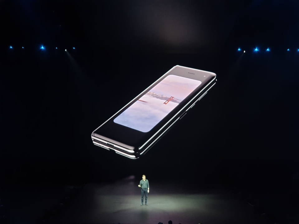 Điện thoại gập được Galaxy Fold và “bom tấn” Galaxy S10 trình làng - 6 Điện thoại gập được Galaxy Fold và “bom tấn” Galaxy S10 trình làng - 6