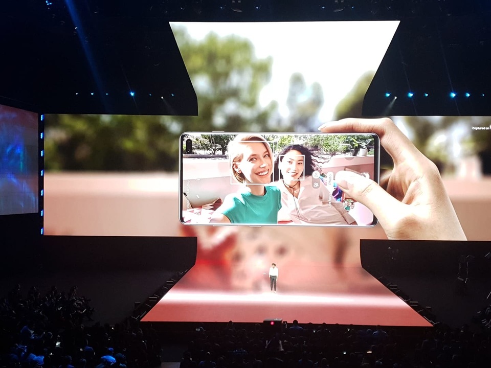 Điện thoại gập được Galaxy Fold và “bom tấn” Galaxy S10 trình làng - 12 Điện thoại gập được Galaxy Fold và “bom tấn” Galaxy S10 trình làng - 12