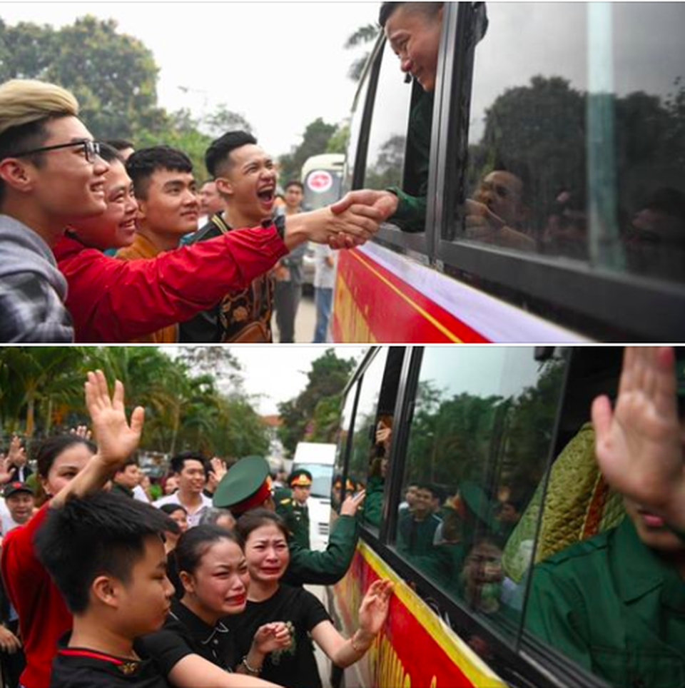 Cùng khuôn hình 2 thái độ trái ngược khi tiễn anh lính trẻ lên đường nhập ngũ - 1 Cùng khuôn hình 2 thái độ trái ngược khi tiễn anh lính trẻ lên đường nhập ngũ - 1