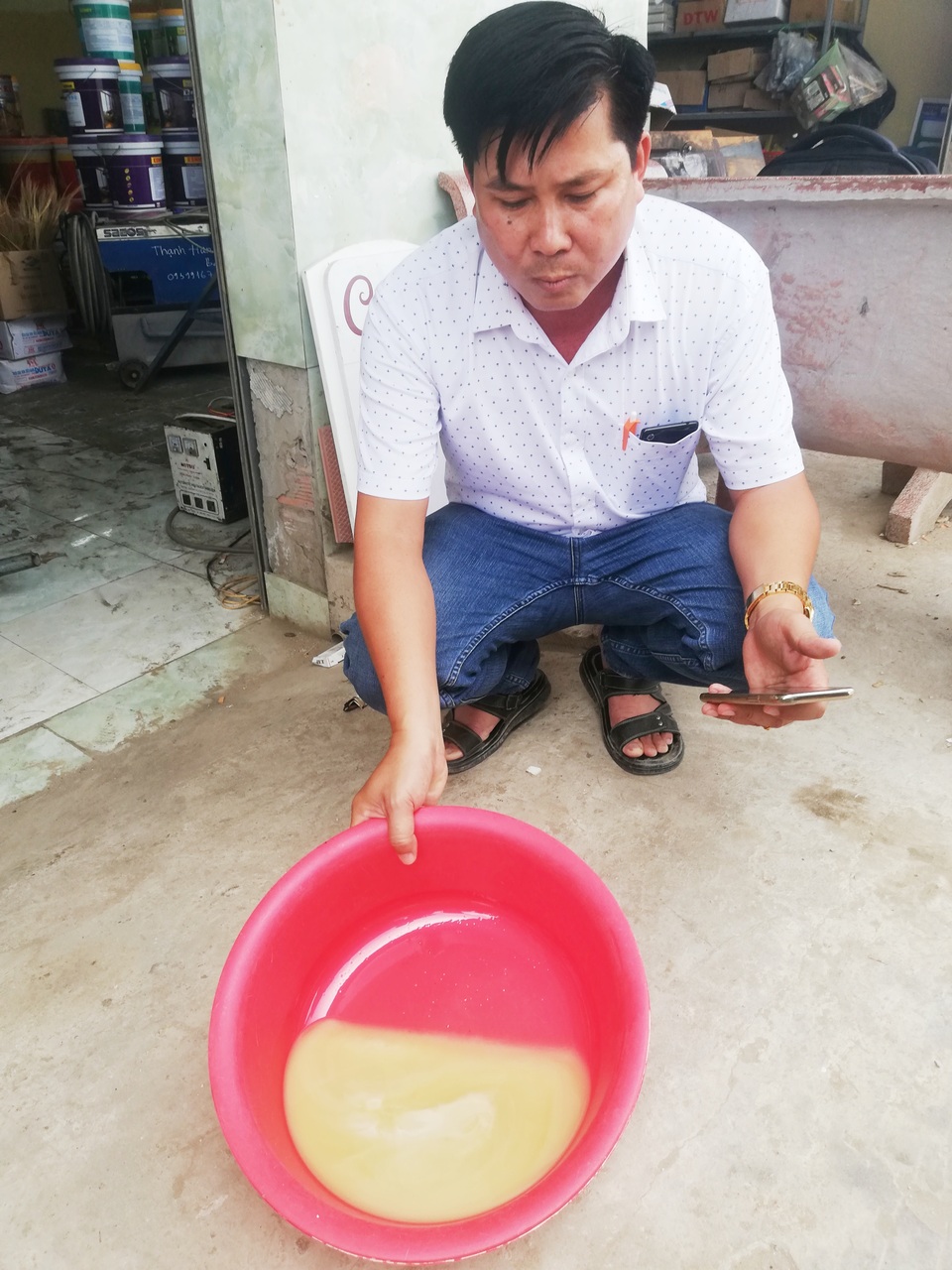 Bạc Liêu: Nghi vấn nhớt Top Oil có màu “lạ” khác thường - 2