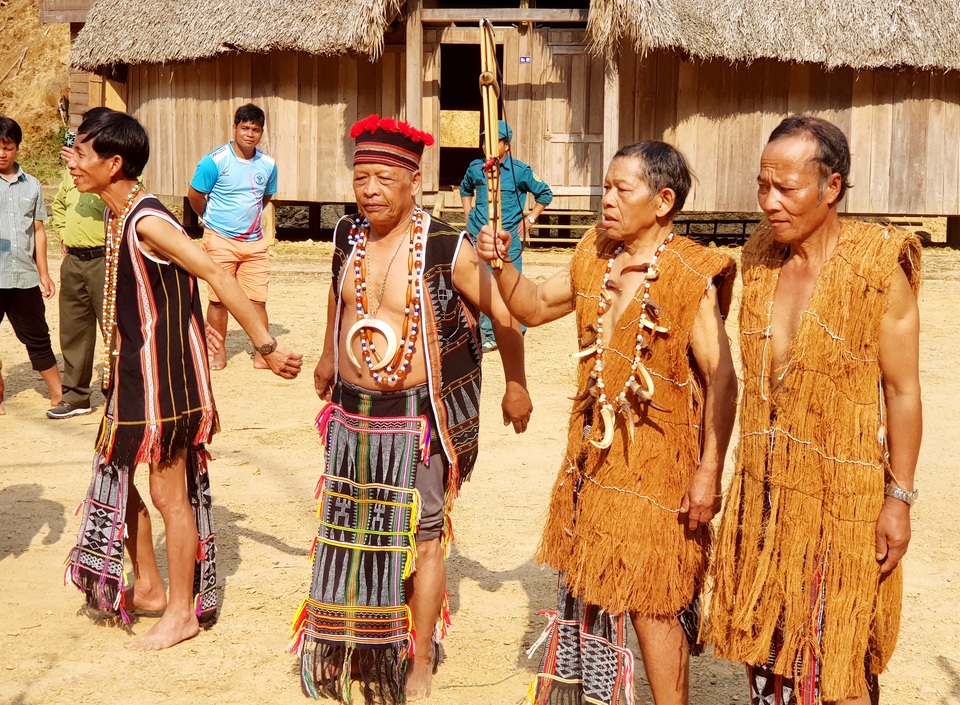 Đồng bào Cơtu Quảng Nam "Tạ ơn rừng" Đồng bào Cơtu Quảng Nam "Tạ ơn rừng"