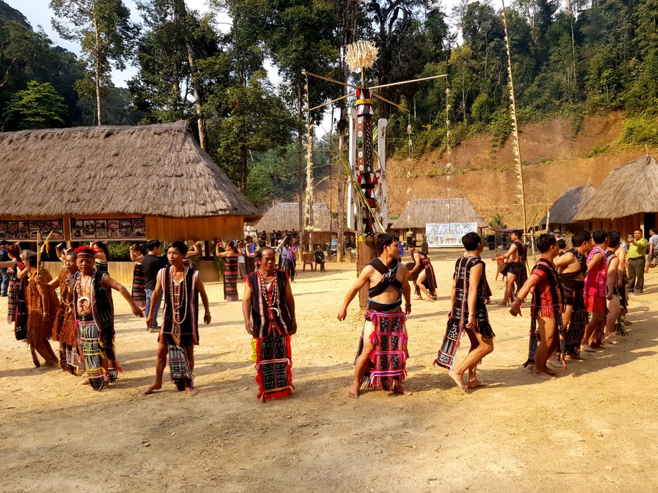 Đồng bào Cơtu Quảng Nam "Tạ ơn rừng" Đồng bào Cơtu Quảng Nam "Tạ ơn rừng"