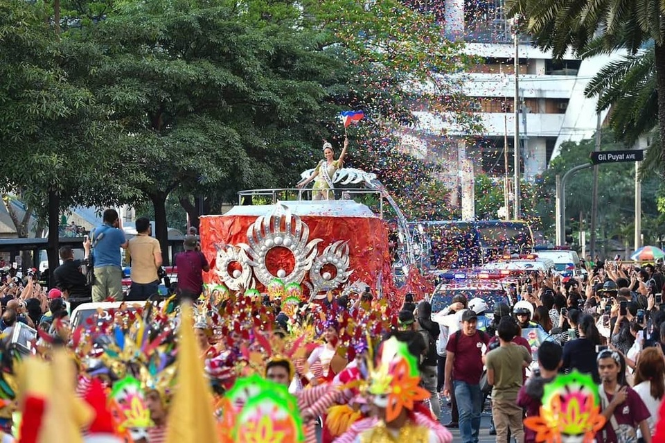 Fans chào đón tân hoa hậu hoàn vũ khi cô trở về nhà  - 3