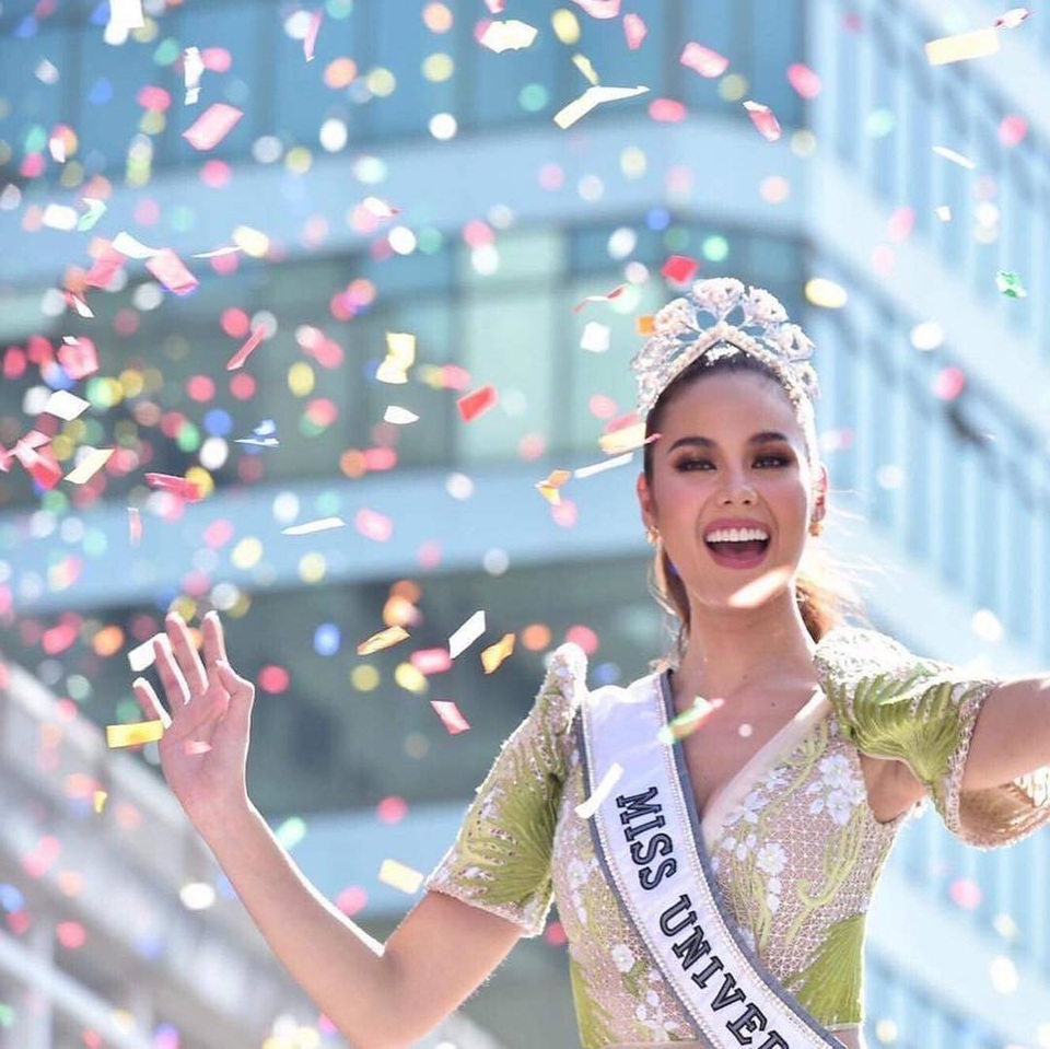 Fans chào đón tân hoa hậu hoàn vũ khi cô trở về nhà  - 6