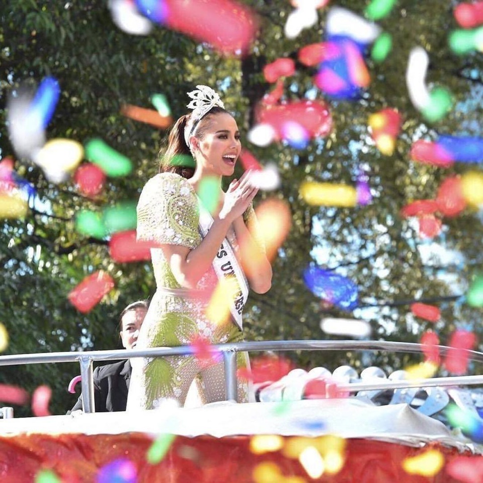 Fans chào đón tân hoa hậu hoàn vũ khi cô trở về nhà  - 4