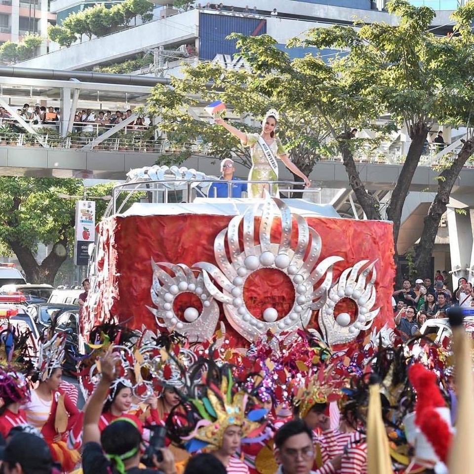 Fans chào đón tân hoa hậu hoàn vũ khi cô trở về nhà  - 1