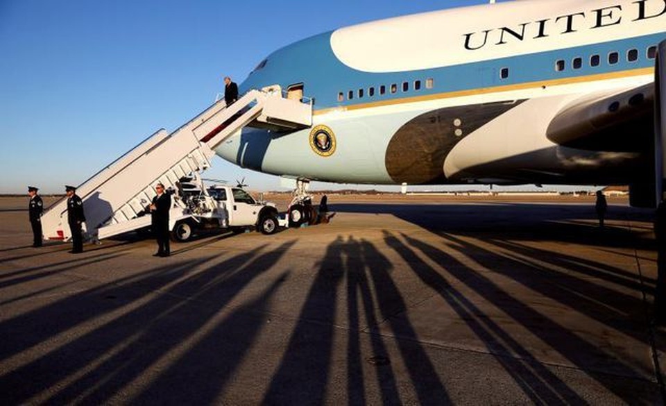 Uy lực dàn “pháo đài bay” đưa Tổng thống Trump công du nước ngoài - 1 Uy lực dàn “pháo đài bay” đưa Tổng thống Trump công du nước ngoài - 1
