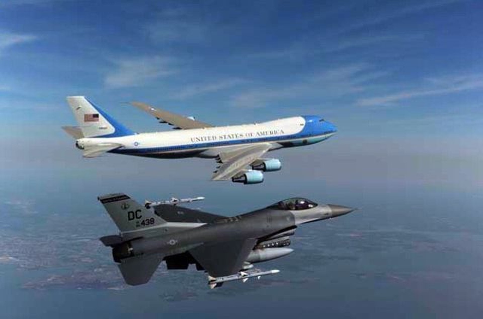 Uy lực dàn “pháo đài bay” đưa Tổng thống Trump công du nước ngoài - 12 Uy lực dàn “pháo đài bay” đưa Tổng thống Trump công du nước ngoài - 12