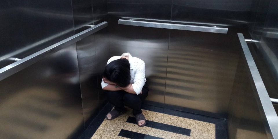 Rủi ro khi một mình sử dụng thang máy - 1 Rủi ro khi một mình sử dụng thang máy - 1